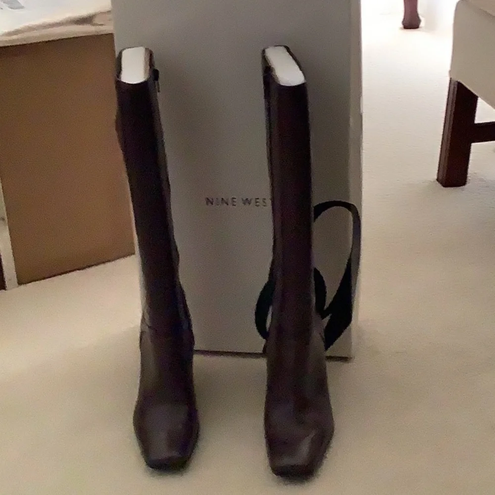 Brown high heel - Picture 1 of 3